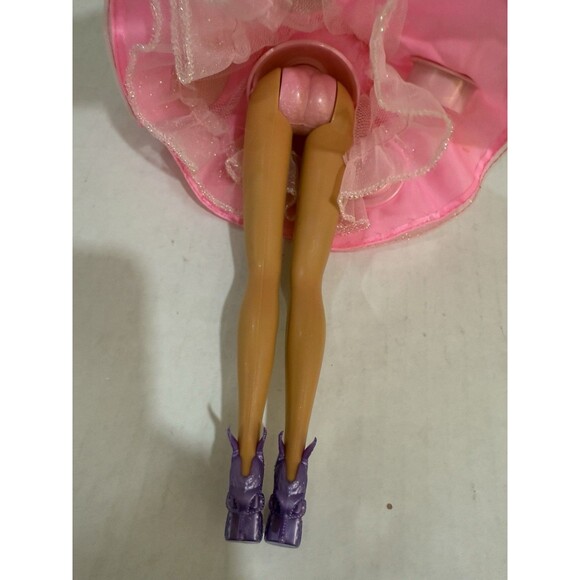 Vintage 1997 twirlin Barbie. Skirt has pods of lip, cheek and eye makeup. - Picture 10 of 16